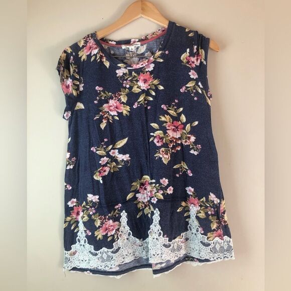 Rewind | Floral Lace Tee - Picture 1 of 4